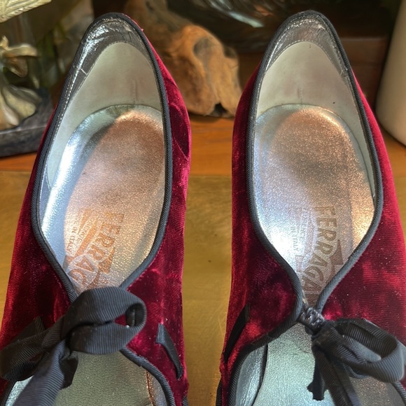 RARE! Salvatore Ferragamo Lace-Up Crushed Velvet Pumps - Picture 9 of 16